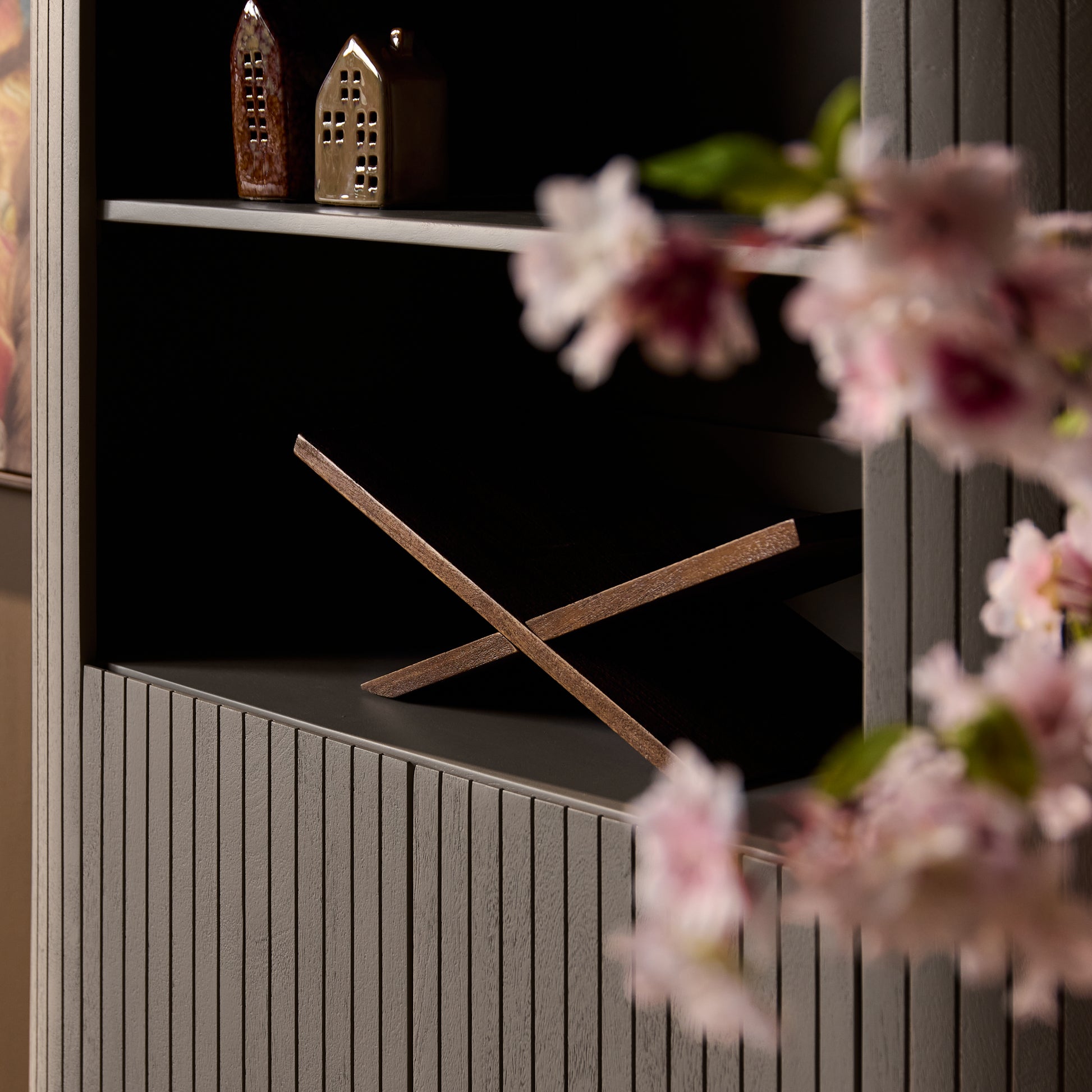 Hochschrank Solana in Taupe von lefurn.de, moderner Wandschrank mit Stauraum und schlichter Designoptik.