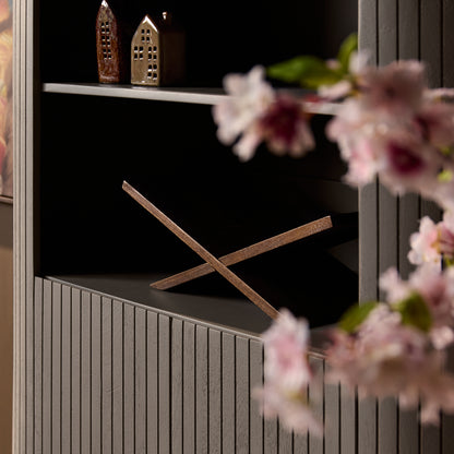 Hochschrank Solana in Taupe von lefurn.de, moderner Wandschrank mit Stauraum und schlichter Designoptik.