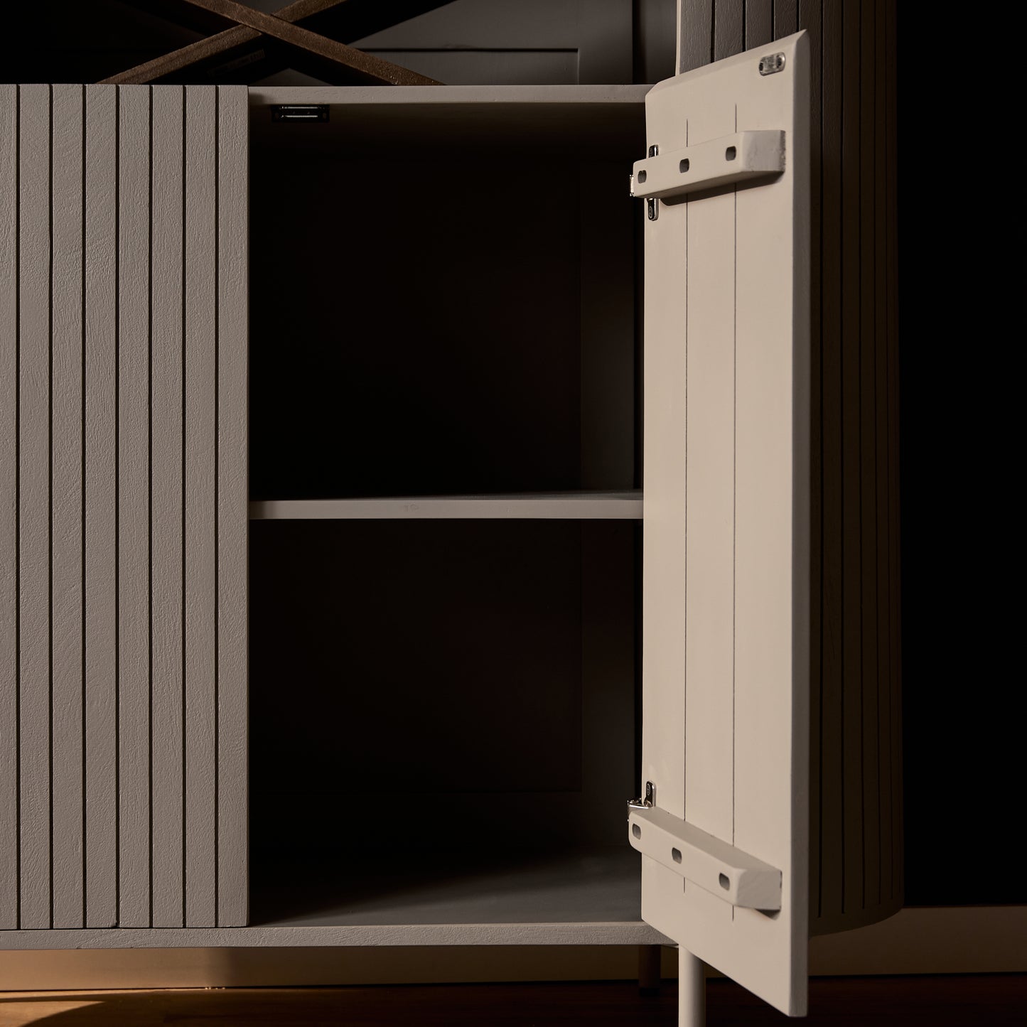 Hochschrank Solana in Taupe von lefurn.de, moderner Wandschrank mit stilvollem Design und Stauraum, Blick auf die Tür und Oberseite