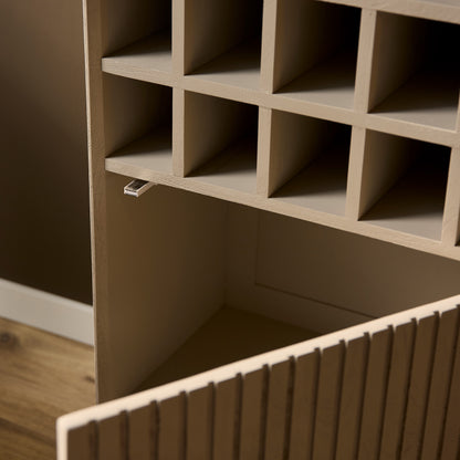 Sandfarbene Kommode Madison Weinschrank von lefurn.de mit stilvollem Design und Stauraum, ideal für Wein- und Haushaltsgegenstände.