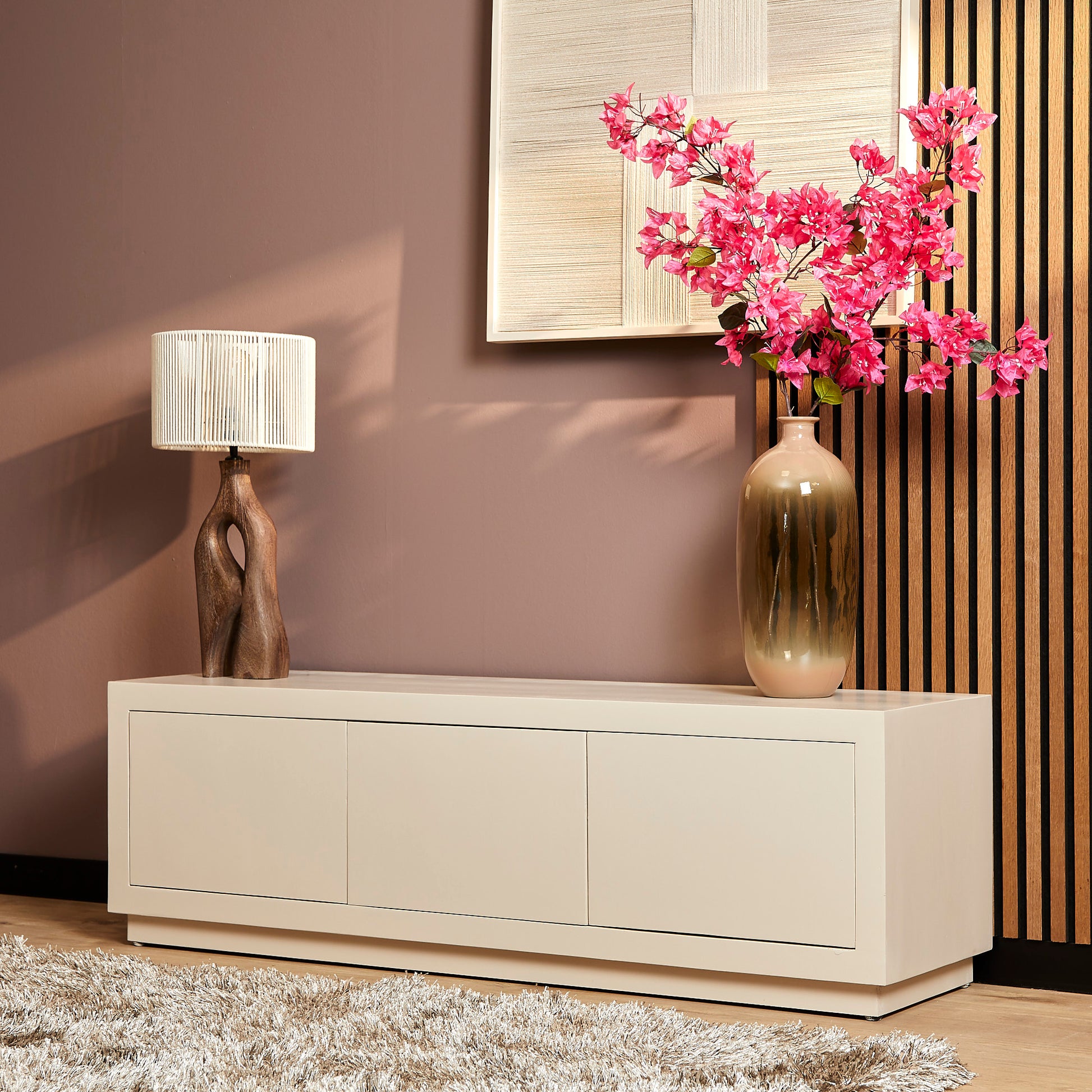 Helles Lowboard Brussel Sand 150 von lefurn.de mit Stauraum, modernes Design, aus Holz in Sandfarbe, für Wohnzimmer.
