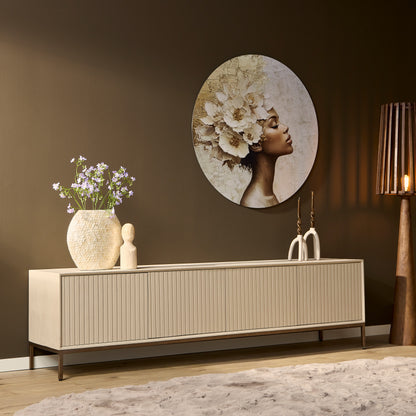 Helles Lowboard Madison Sand von lefurn.de, modernes Möbelstück mit Stauraum, frontale Ansicht, stilvoller Wohnzimmer-Design.