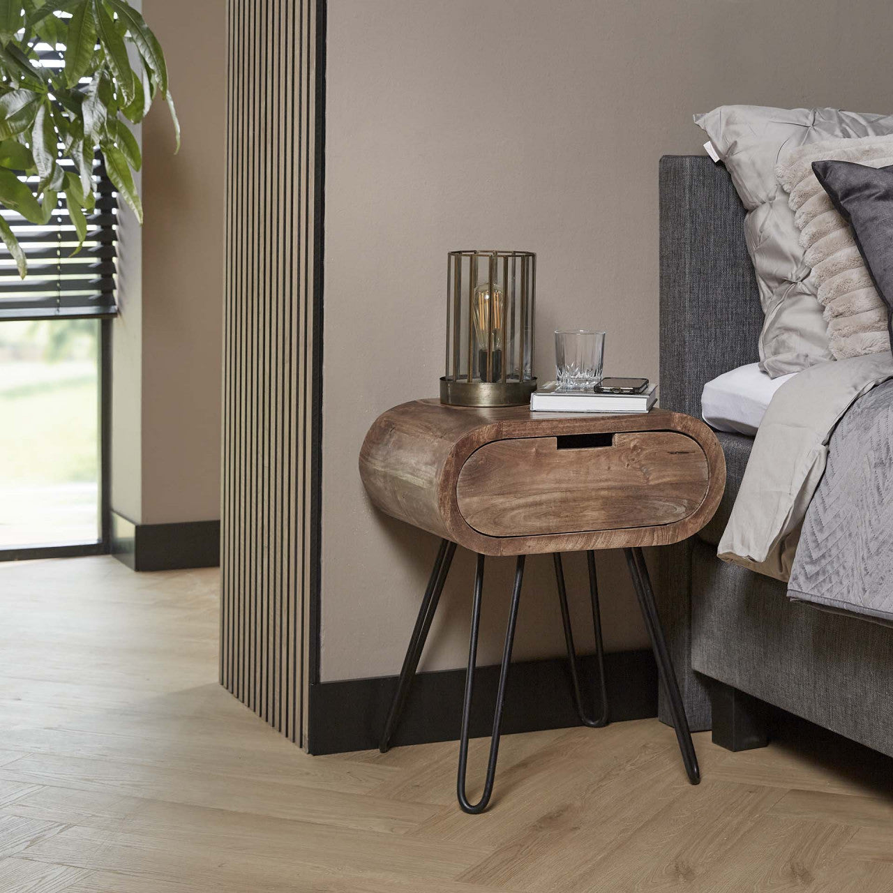 Nachtschrank Barrel von lefurn.de, moderner Nachtschränk für Schlafzimmer mit Holzoptik und praktischem Stauraum.