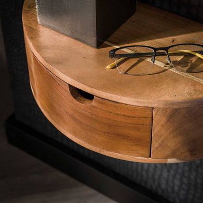Moderner Nachtschrank Curve von lefurn.de mit Schublade und Ablagefläche, aus Holz in dunklem Finish.