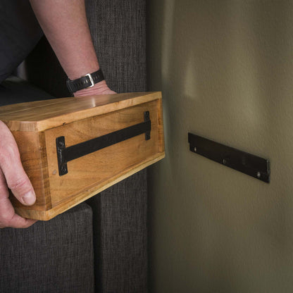 Moderner Nachtschrank Curve von lefurn.de mit dunklem Holzdesign, Ablagefläche und Schublade für Schlafzimmer.