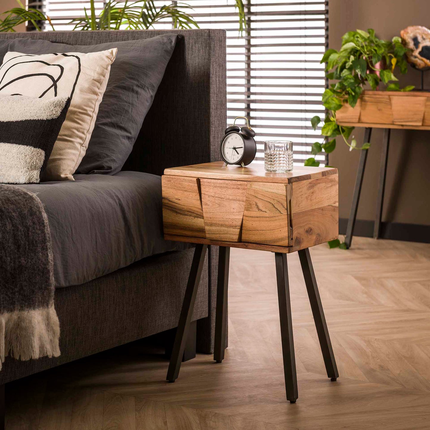 Moderner Nachtschrank Demn aus Holz, schwarzes Finish, mit Ablagefläche und Schublade, von Lefurn.de