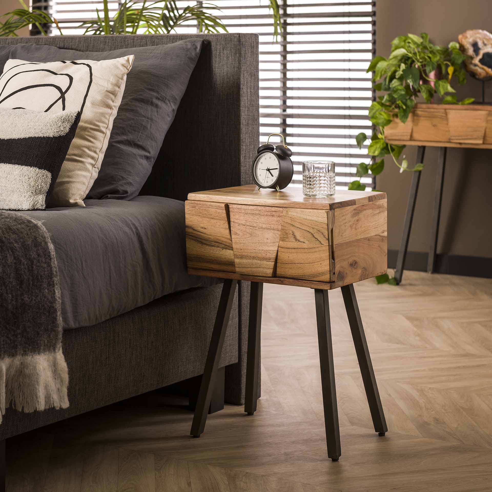Moderner Nachtschrank Demn aus Holz, schwarzes Finish, mit Ablagefläche und Schublade, von Lefurn.de