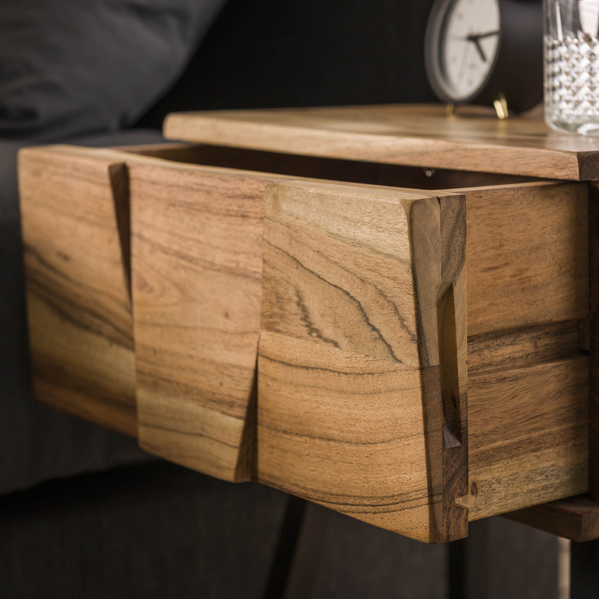 Moderner Nachtschrank Demn aus Holz, mit Schublade und Ablagefläche, in hellem Design, von lefurn.de.