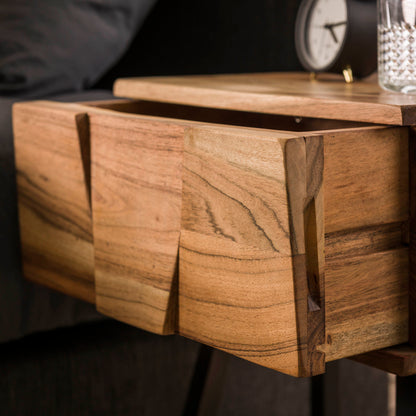 Moderner Nachtschrank Demn aus Holz, mit Schublade und Ablagefläche, in hellem Design, von lefurn.de.