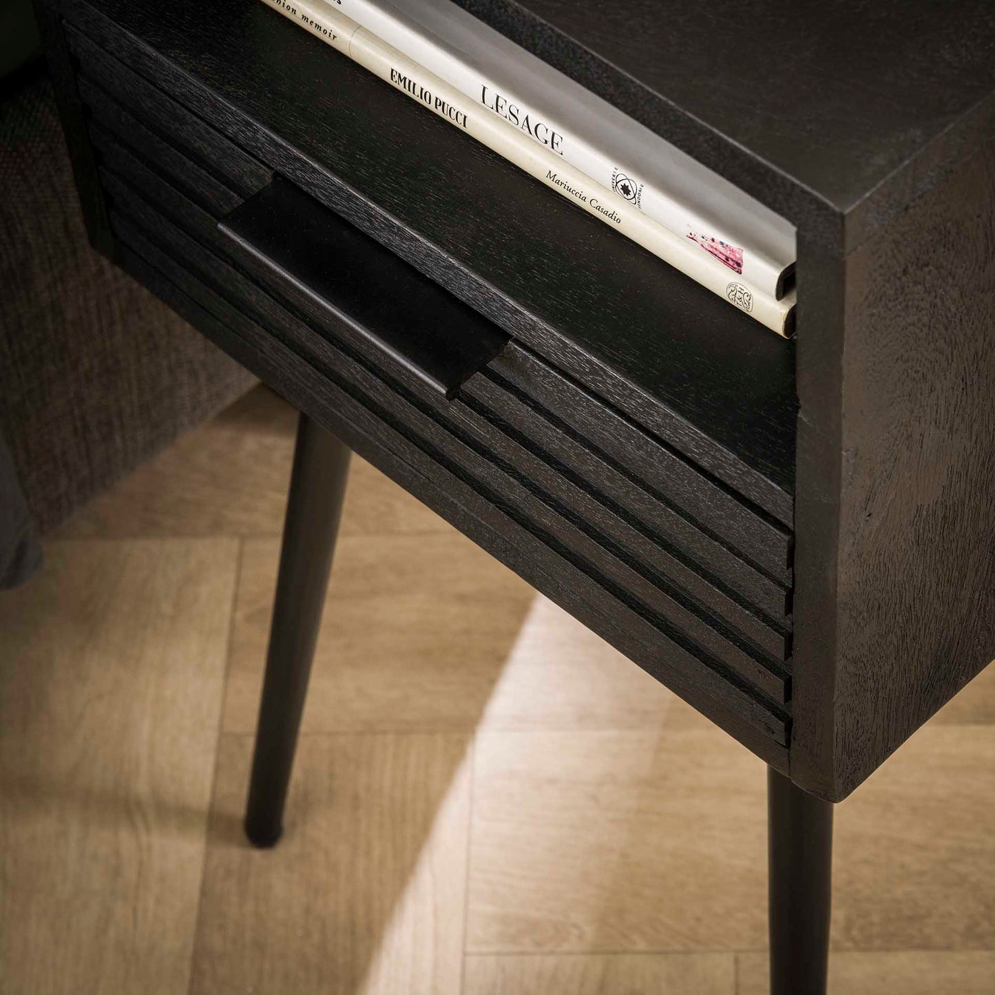 Moderner Nachtschrank Marina aus Holz, braun, mit Schublade und Ablagefläche, stilvoller Nachtschrank von lefurn.de
