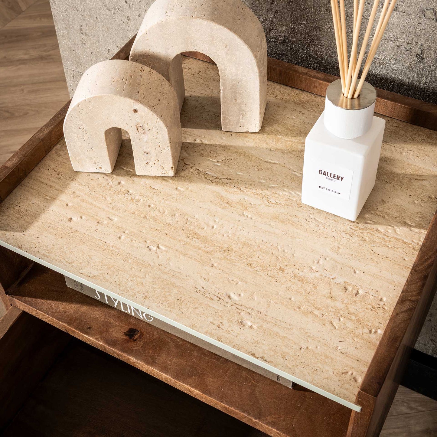 Moderner Nachtschrank Nuovo 2 von lefurn.de mit Holzoberfläche und Stauraum, ideal für Schlafzimmer.