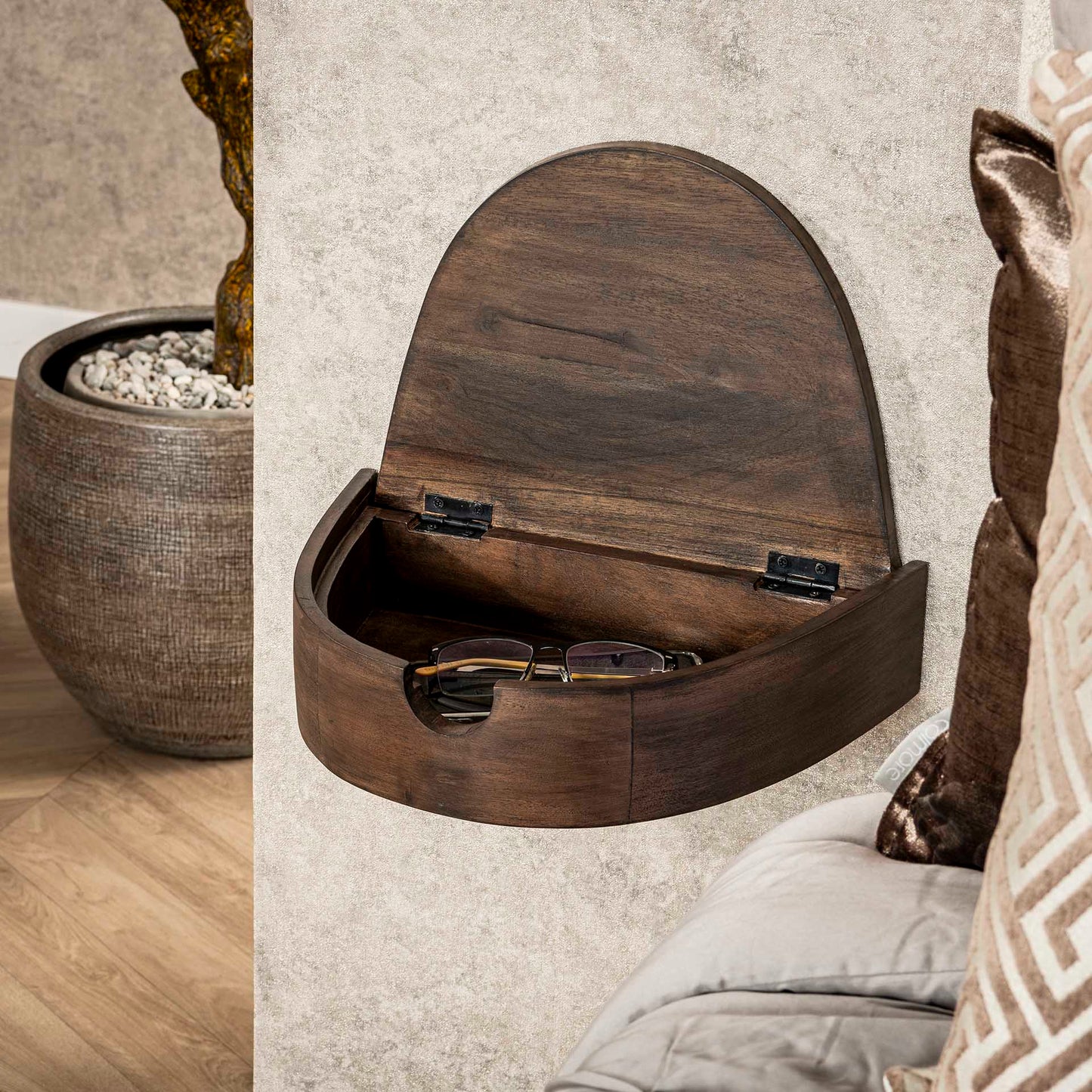 Nachtschrank-Set Cove von lefurn.de mit zwei stilvollen Nachtschränken aus Holz, moderne Schlafzimmermöbel, Blick auf die Oberflächen.