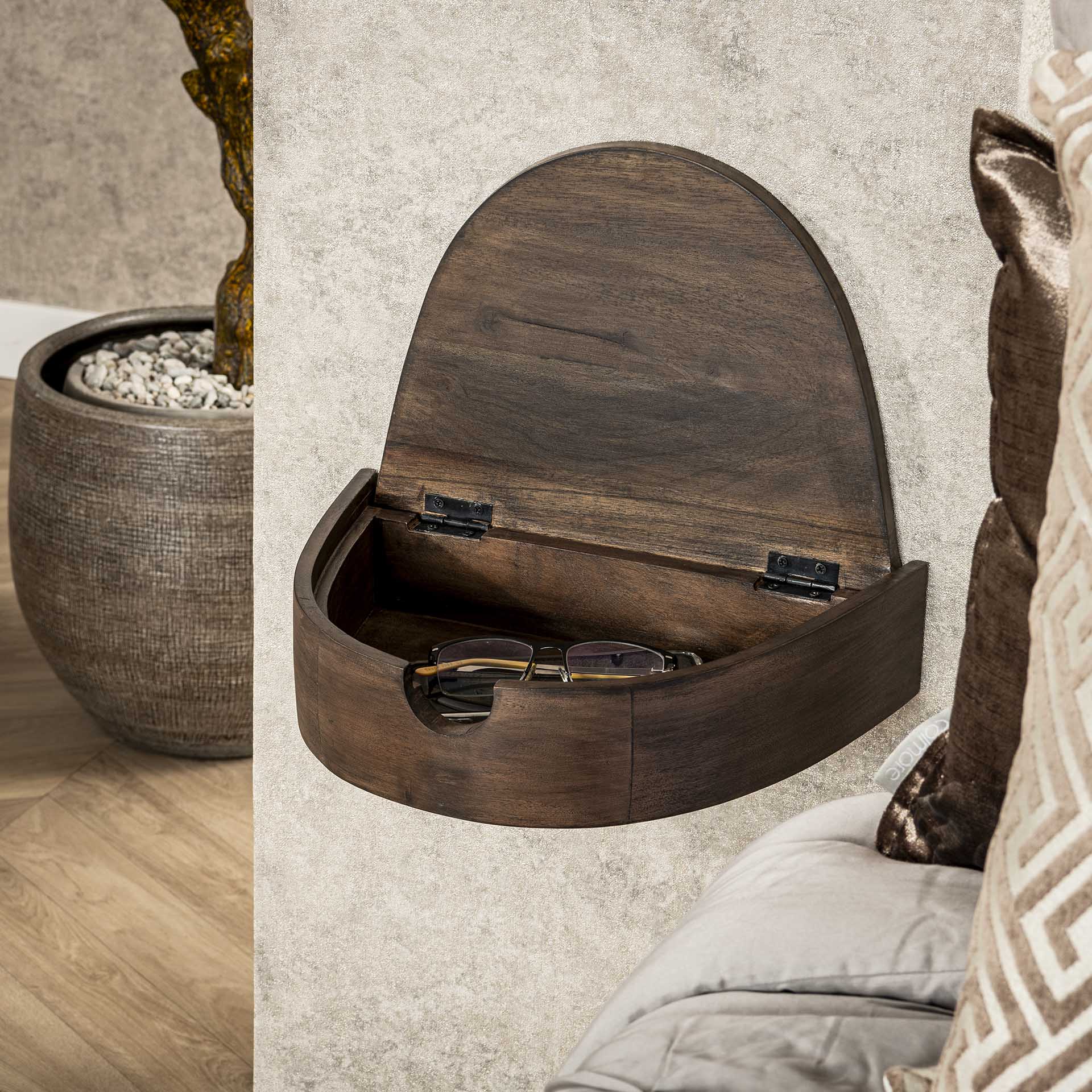 Nachtschrank-Set Cove von lefurn.de mit zwei stilvollen Nachtschränken aus Holz, moderne Schlafzimmermöbel, Blick auf die Oberflächen.