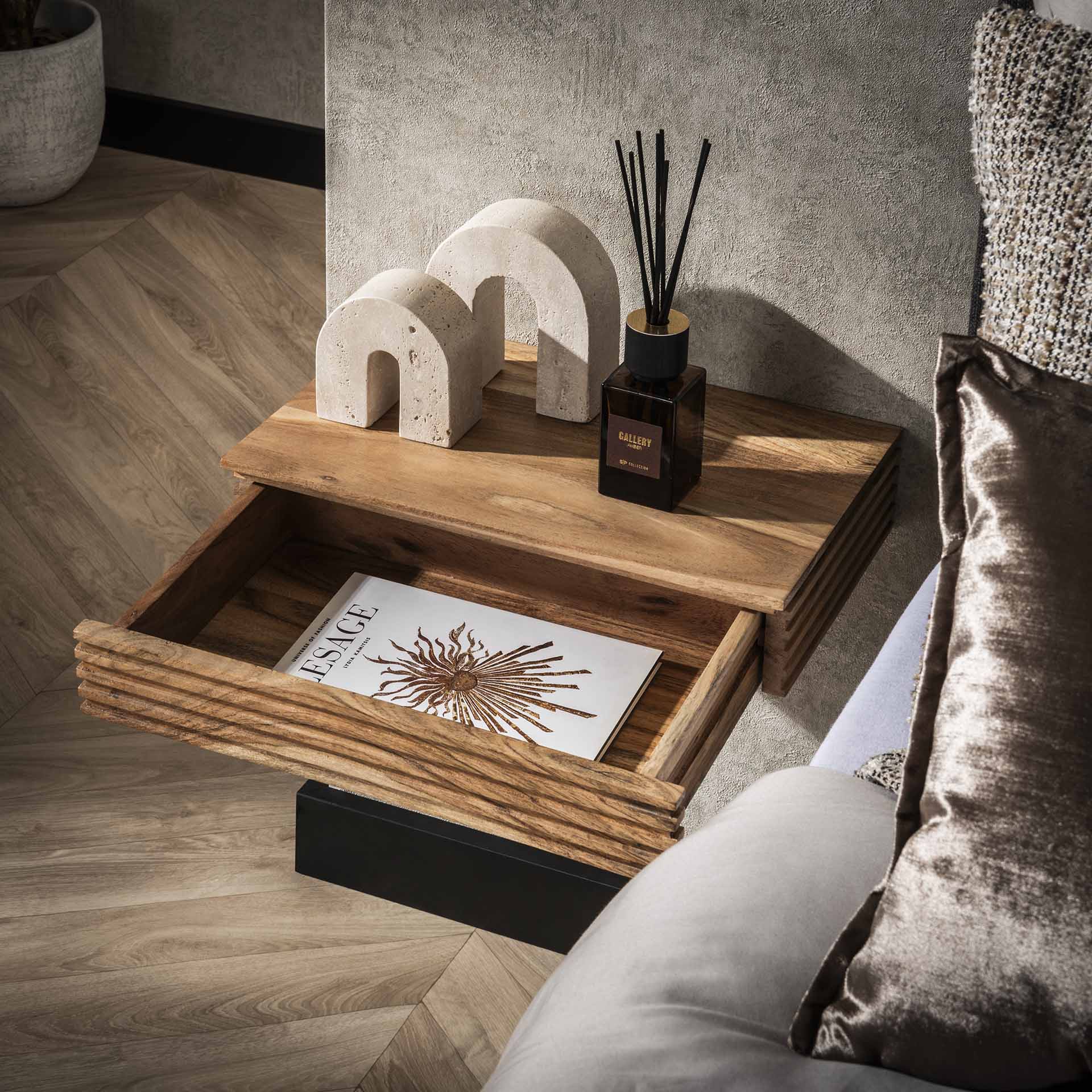 Zwei Nachtschränke im Set von lefurn.de, modernem Design, mit Schubladen und Ablageflächen, in hellem Holzoptik.