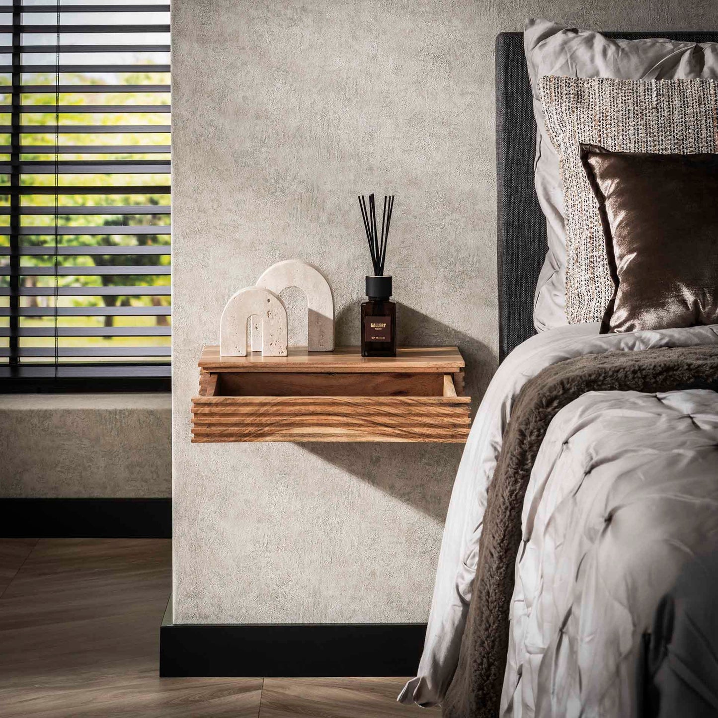 Nachtschrank Set aus mehreren Nachtschränken in modernem Design, von lefurn.de, mit Holzoberflächen und Stauraum