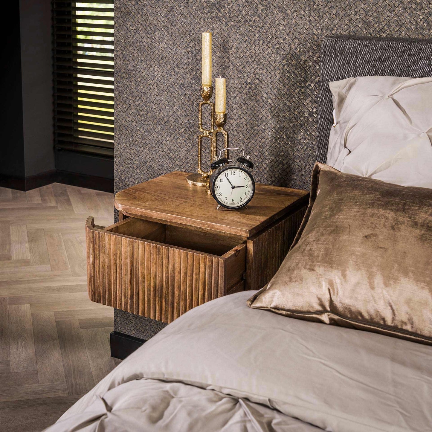 Zwei moderne Nachtschränke im Set Wave von lefurn.de, mit Holzoptik und Griffen, ideal für Schlafzimmer.