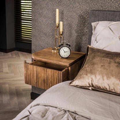 Zwei moderne Nachtschränke im Set Wave von lefurn.de, mit Holzoptik und Griffen, ideal für Schlafzimmer.