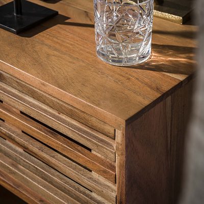 Moderner Nachtschrank von lefurn.de mit Schubladen und Holzoberfläche, ideal für Schlafzimmer, Blick auf den eleganten Nachtschränk.