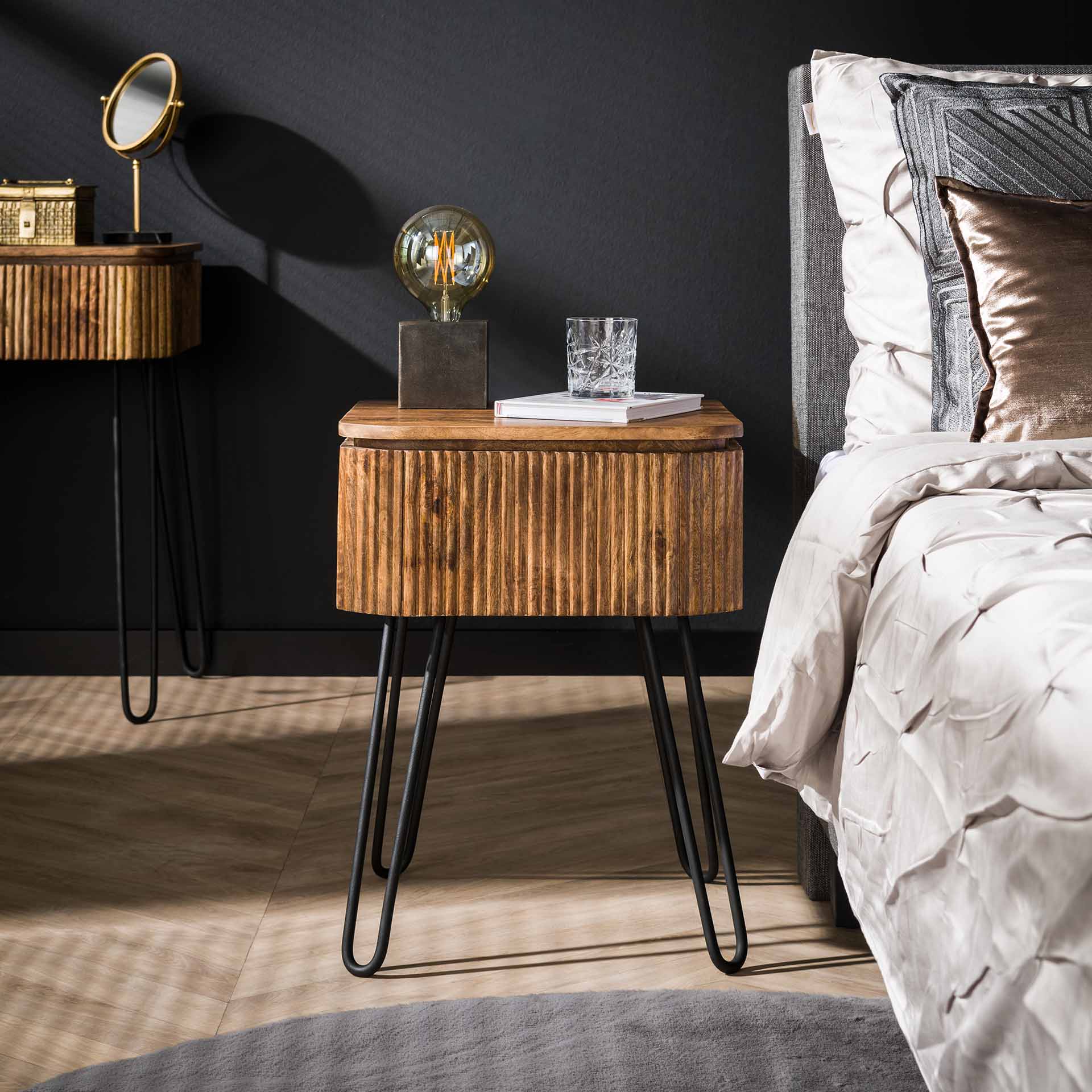 Moderner Nachtschrank Wave 1 von lefurn.de mit Holzoptik und praktischem Stauraum, ideal für Schlafzimmer.