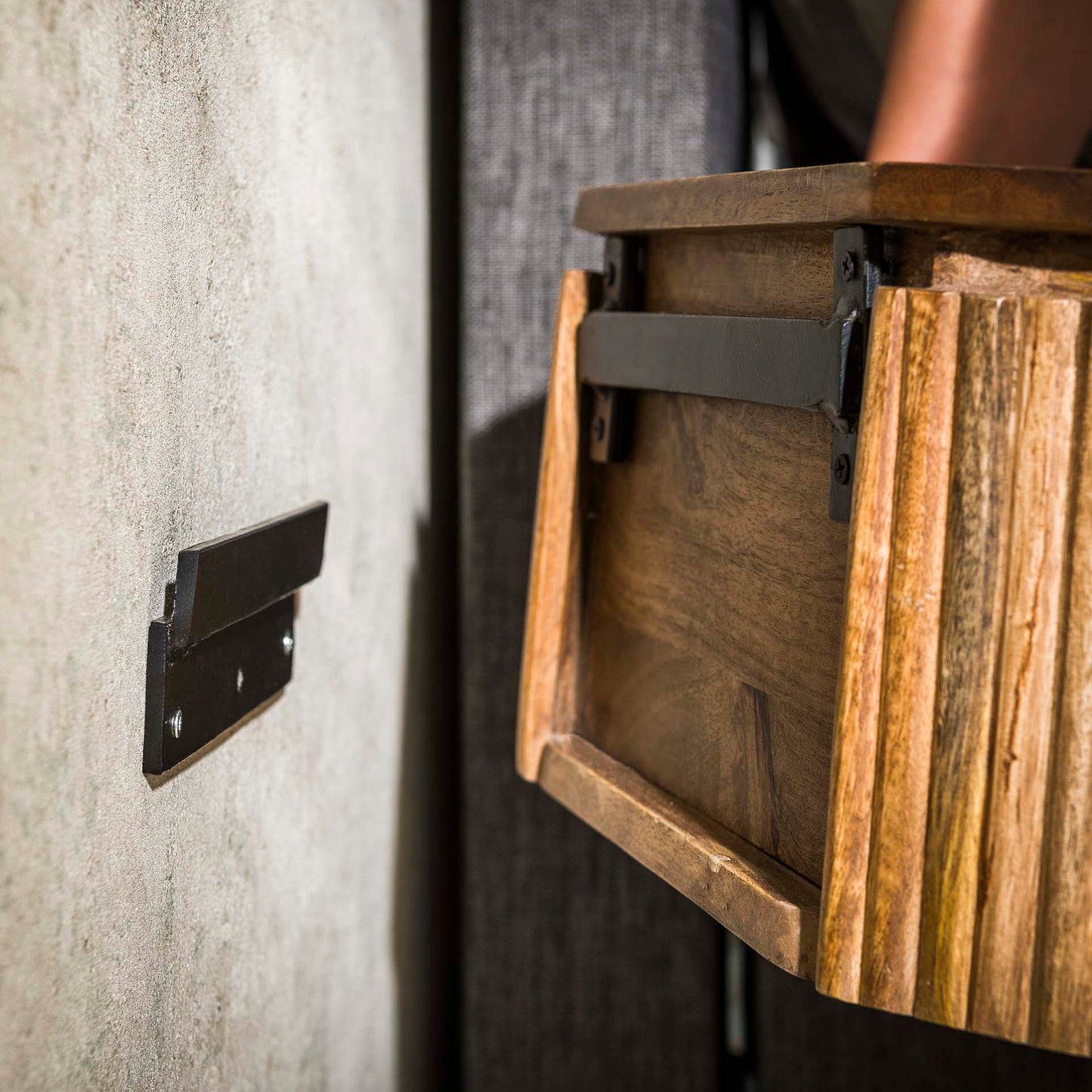 Runder Nachtschrank Wave von lefurn.de mit modernem Design, Holztischplatte und Stauraum für Schlafzimmer.