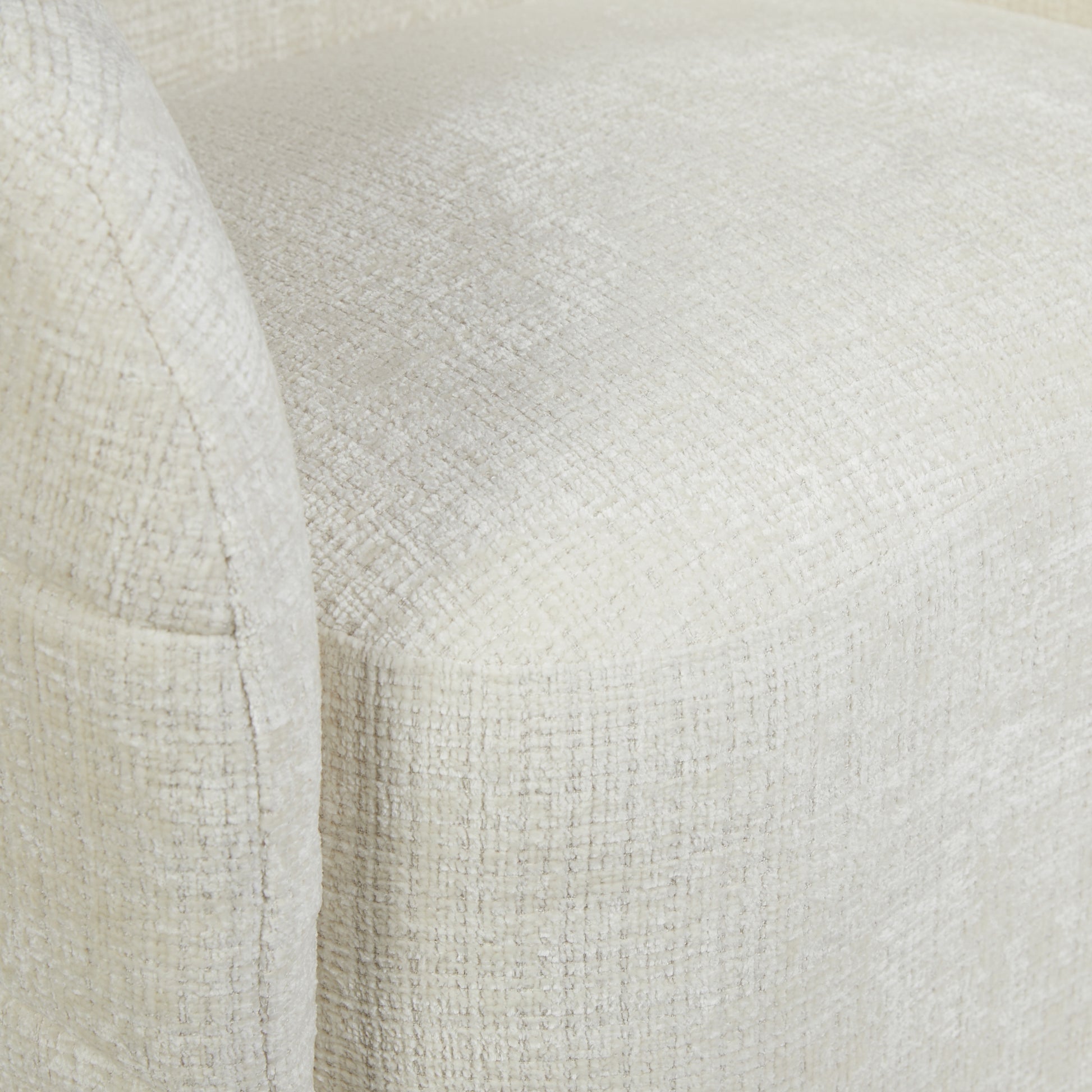 Bequemer Loungesessel Yara in Clay-Farbe von lefurn.de, gepolstert mit weichem Stoff, ideal für Entspannung und Komfort.