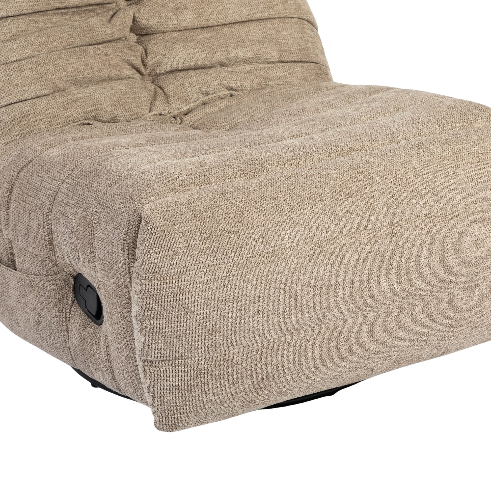 Bequemer Relaxsessel Zen in Taupe von lefurn.de mit weichem Stoff und ergonomischem Design, ideal zum Entspannen.