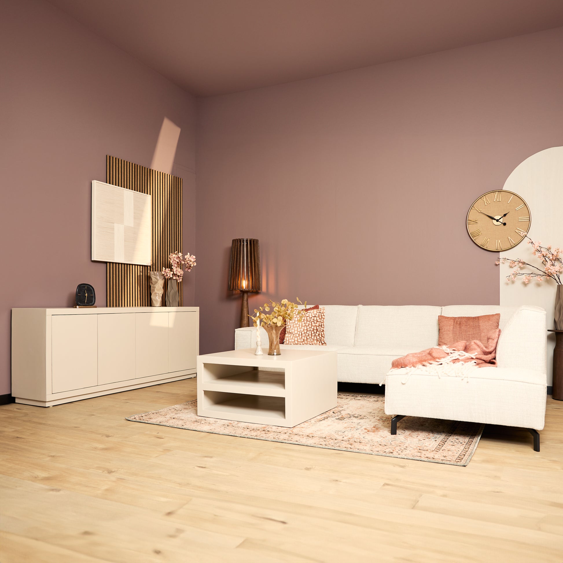 Helles Sandfarbener Sideboard Brussel 200 von lefurn.de mit Stauraum und modernem Design, Blick auf die geölte Oberfläche.