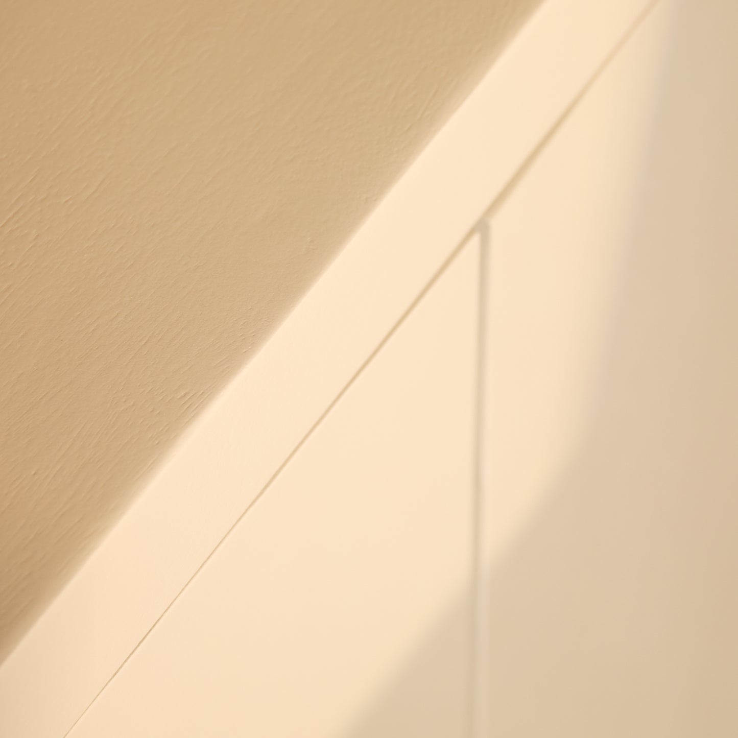 Helles Sandfarbenes Sideboard Brussel 200 von lefurn.de mit modernem Design und Stauraum, auf Holzfuß gestellt.