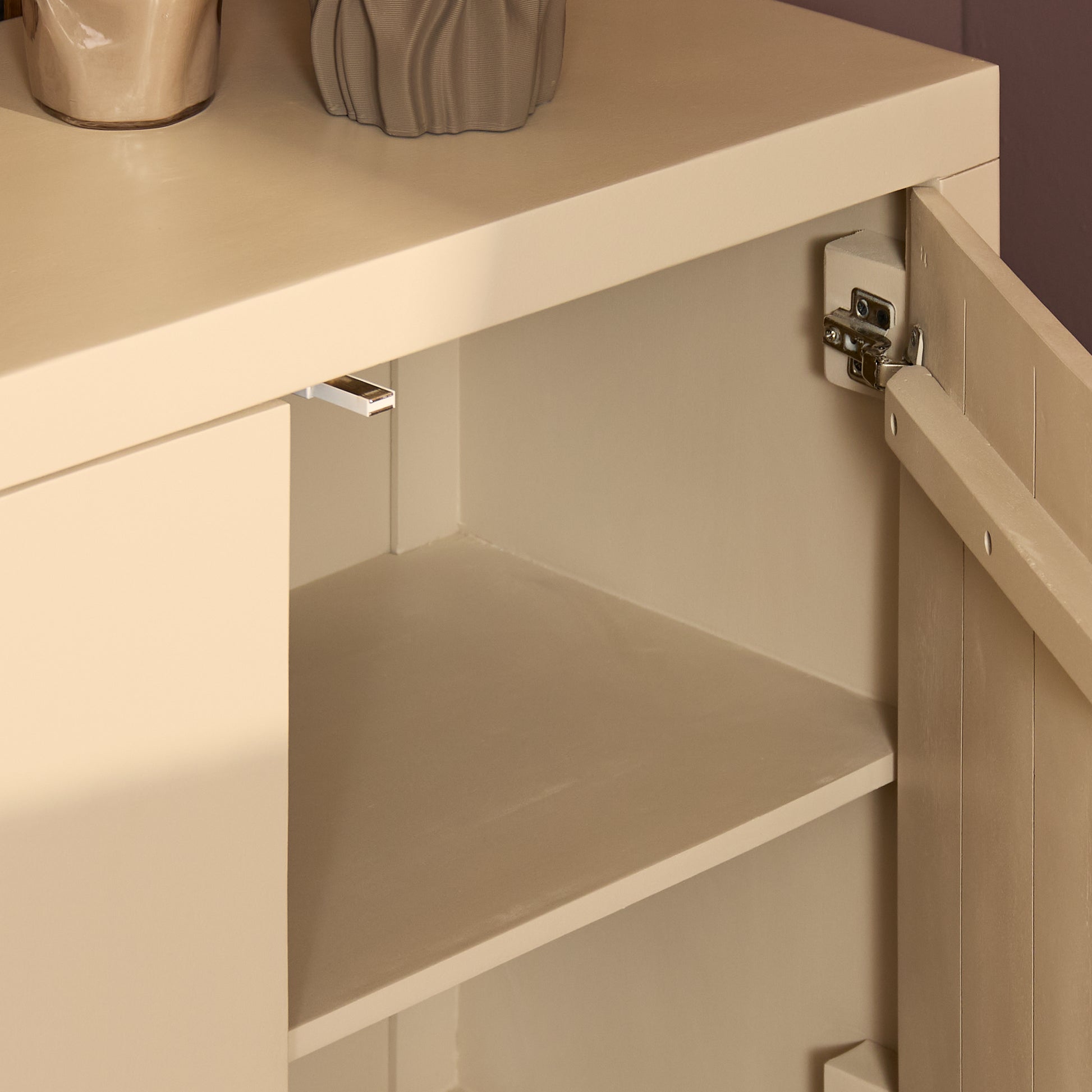 Moderner Sandfarbener Sideboard Brussel 200 von lefurn.de mit klaren Linien und Stauraum, im Wohnzimmer platziert.