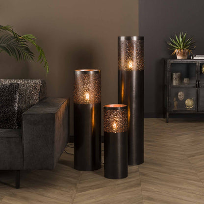 Moderne Zylinder-Stehlampe von lefurn.de mit sitzender Lampenschirm und eleganter Gestaltung.