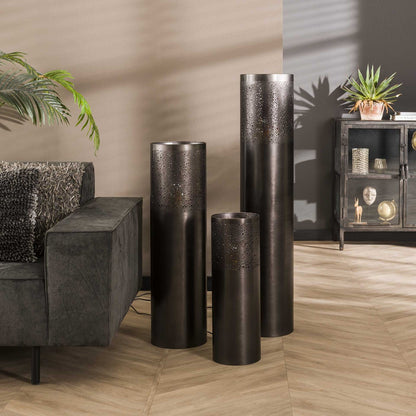 Zylinderförmige Stehlampe von lefurn.de mit modernem Design und stabilem Stand, in einem hellen Raum.
