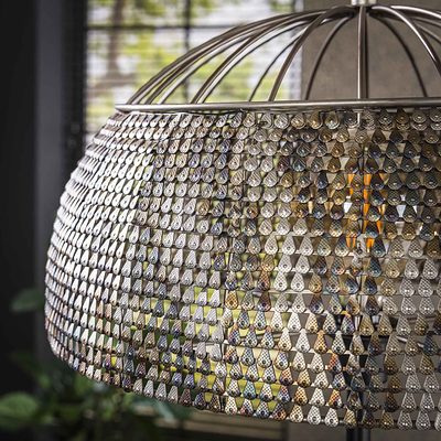Moderne offene Stehlampe Armor Open von lefurn.de mit stabilem Design und eleganter Beleuchtung für Wohnzimmer.