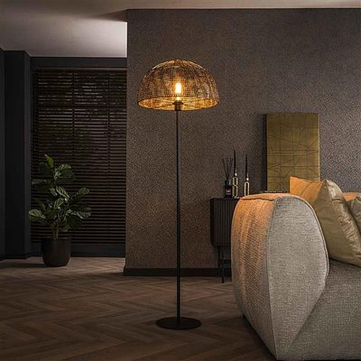 Moderne Stehlampe Armor Open von lefurn.de mit schlankem Design und offenem Lampenschirm, ideal für Wohnzimmer oder Leseecken.