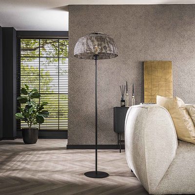 Moderne Stehlampe Armor Open von lefurn.de mit schwarzem Metallgestell und hellem Lampenschirm für stilvolle Beleuchtung.