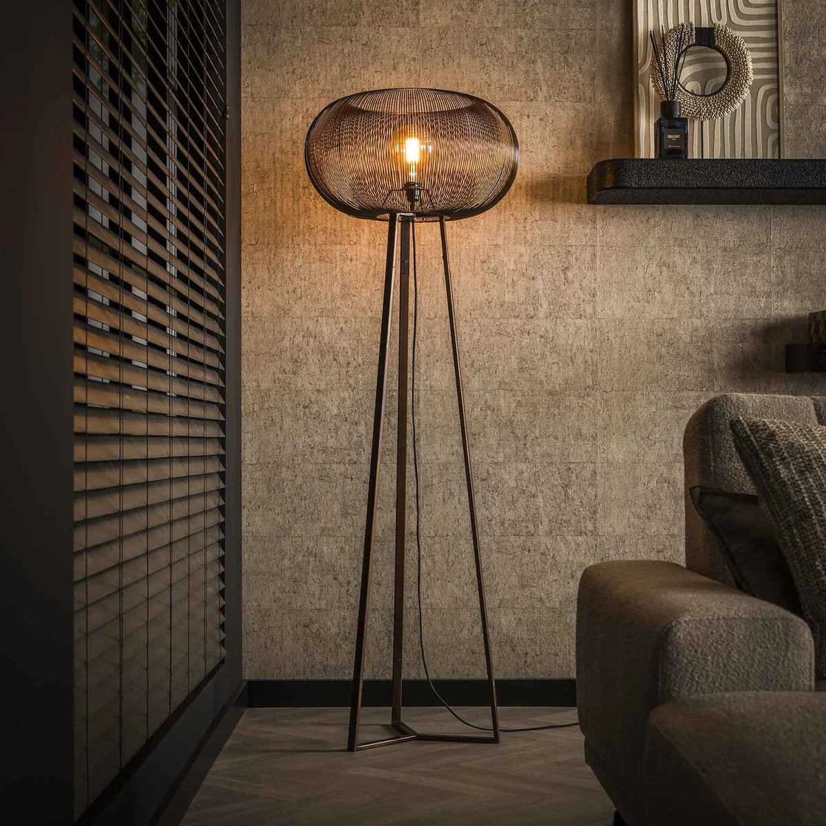 Kupferne Stehlampe von lefurn.de mit modernem Design, sichtbar mit stabilem Standfuß und eleganter Lampenschirm.