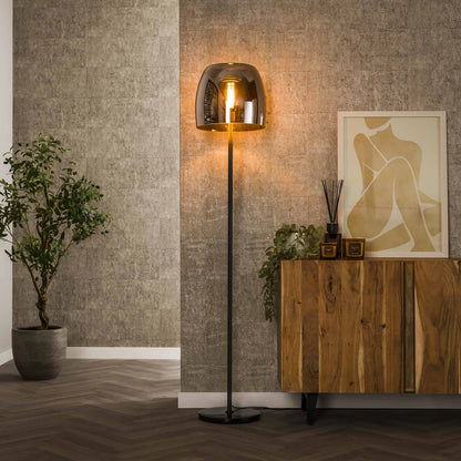 Moderne Stehlampe Drift aus Glas mit eleganter Design, ideal für Wohnzimmer, von lefurn.de.
