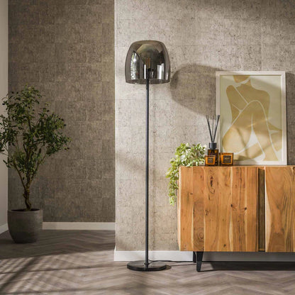Moderne Stehlampe Drift aus Glas von lefurn.de mit elegantem Design und stilvollem Leuchtenschirm.