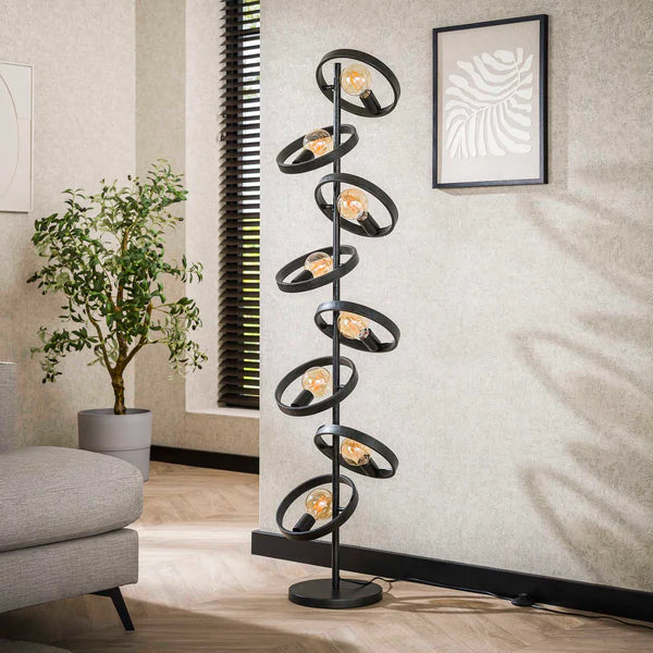 Moderne Hover 8L Stehlampe von lefurn.de mit eleganter, schlanker Gestaltung und warmem Licht in einem stilvollen Wohnraum.