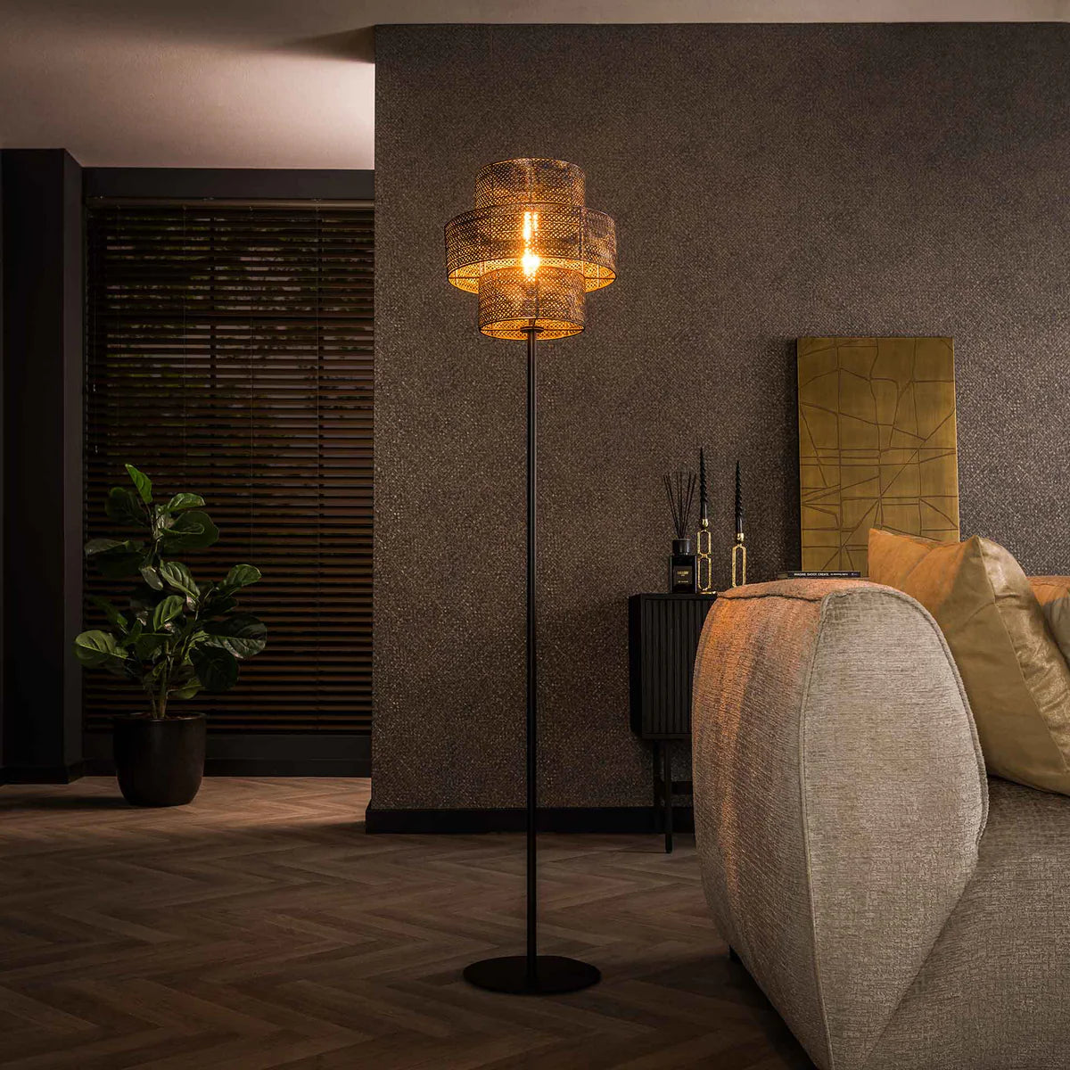 Helle Stehlampe im Laternenstil von lefurn.de mit Metallrahmen und warmem Licht, ideal für Wohnzimmer oder Flur.
