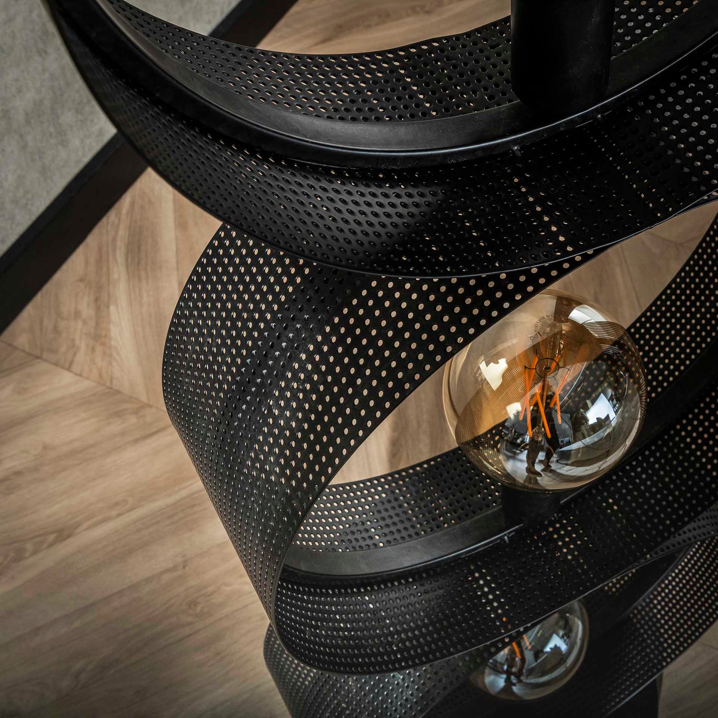 Moderne Stehlampe Lochblech 3L von lefurn.de mit perforiertem Metallschirm, warmes Licht, elegantes Design für Wohnzimmer.
