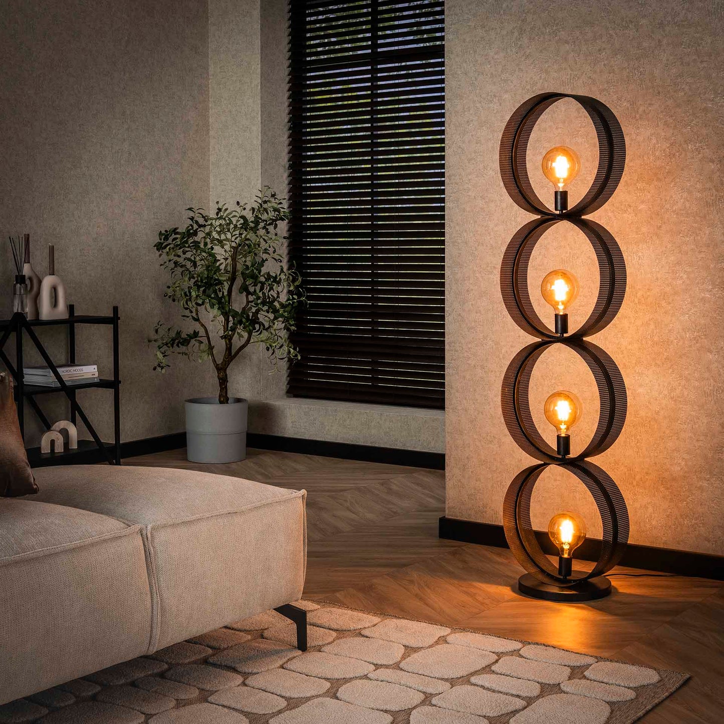 Moderne Stehlampe Lochblech 4L von lefurn.de mit Lochmuster, silberfarbenes Metall, ideal für Wohnzimmer und Schlafzimmer.