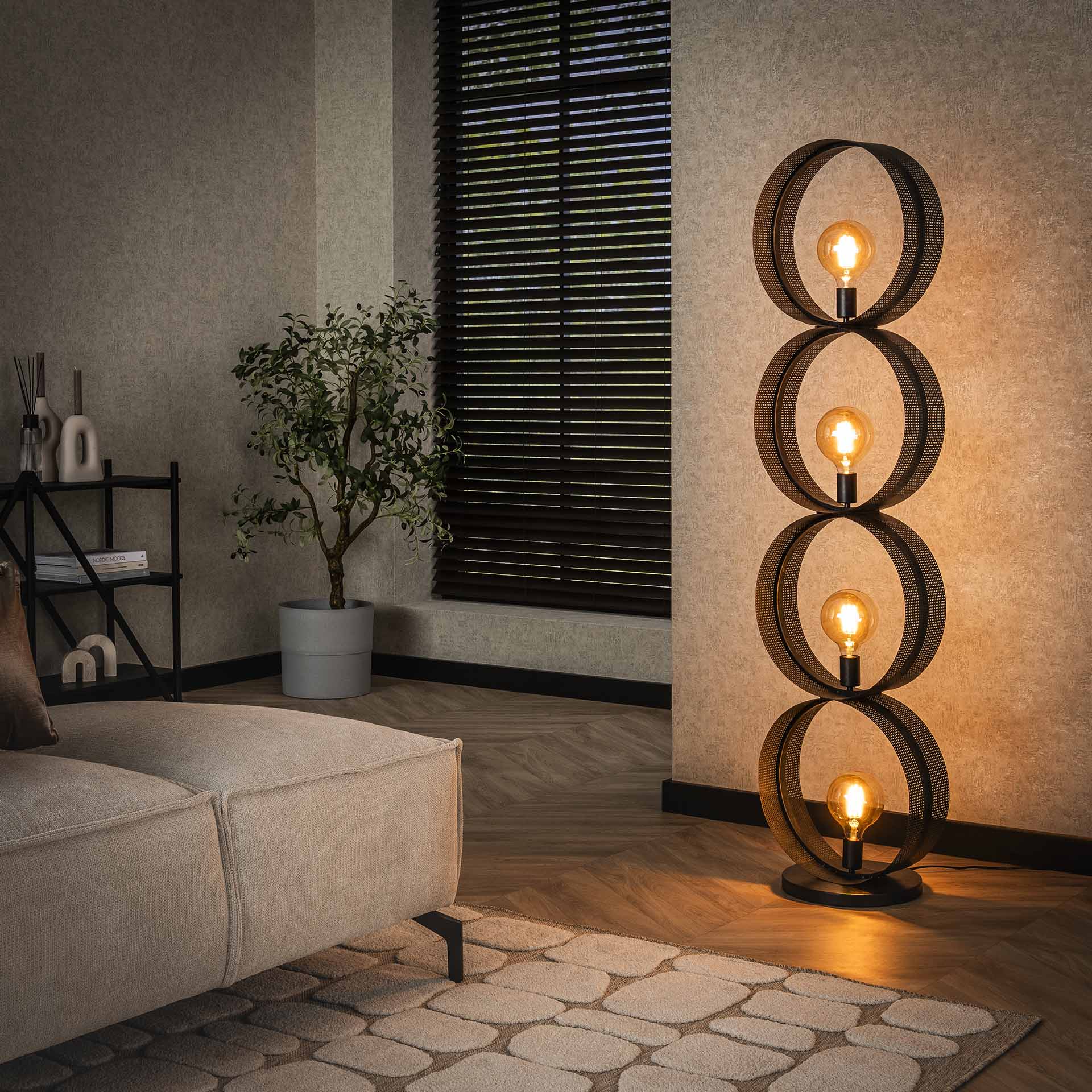 Moderne Stehlampe Lochblech 4L von lefurn.de mit Lochmuster, silberfarbenes Metall, ideal für Wohnzimmer und Schlafzimmer.