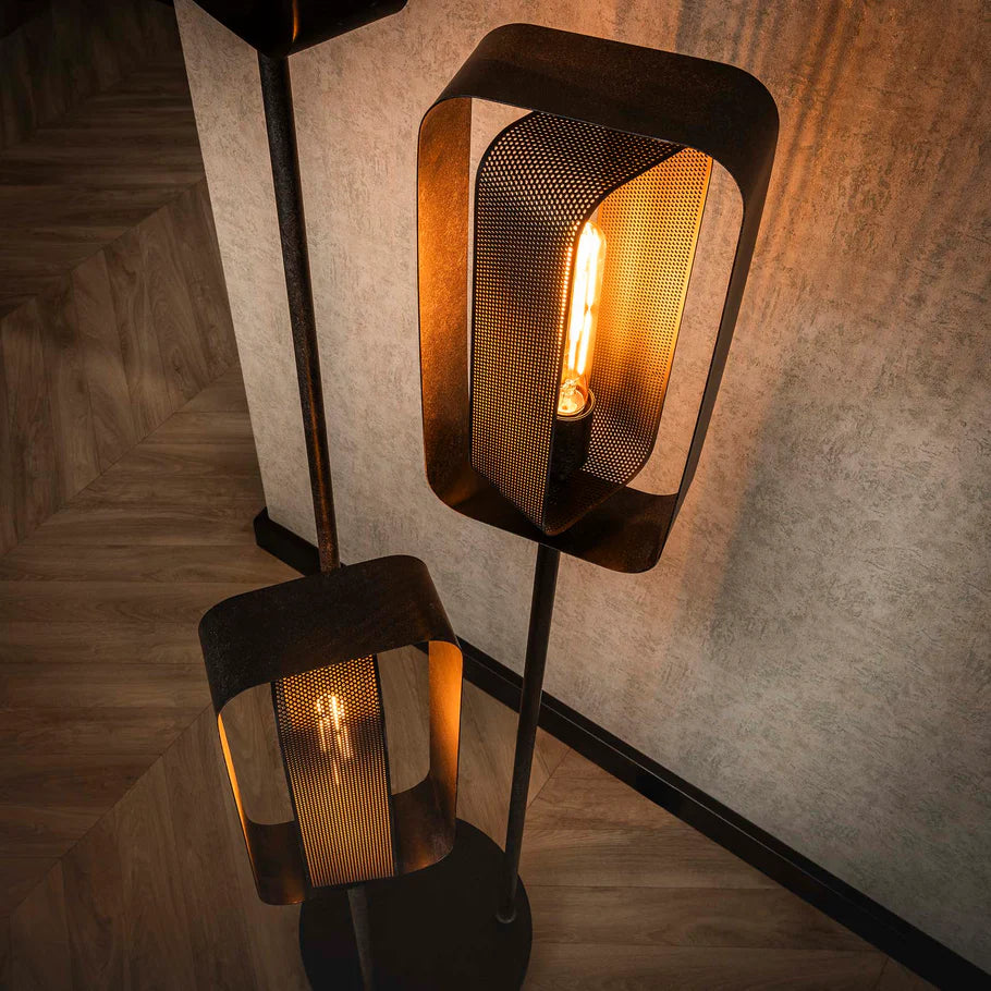 Moderne Mesh-Stehlampe von lefurn.de mit eleganter Lampenschirmstruktur und stabilem Standfuß, ideal für Wohnzimmer und Arbeitszimmer.