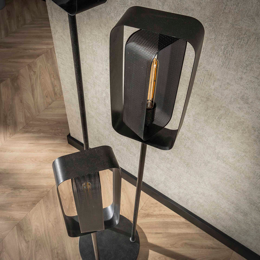 Moderne Mesh-Stehlampe von lefurn.de mit eleganten Design, ideal für Wohnzimmer oder Büro, beleuchtet den Raum stilvoll.