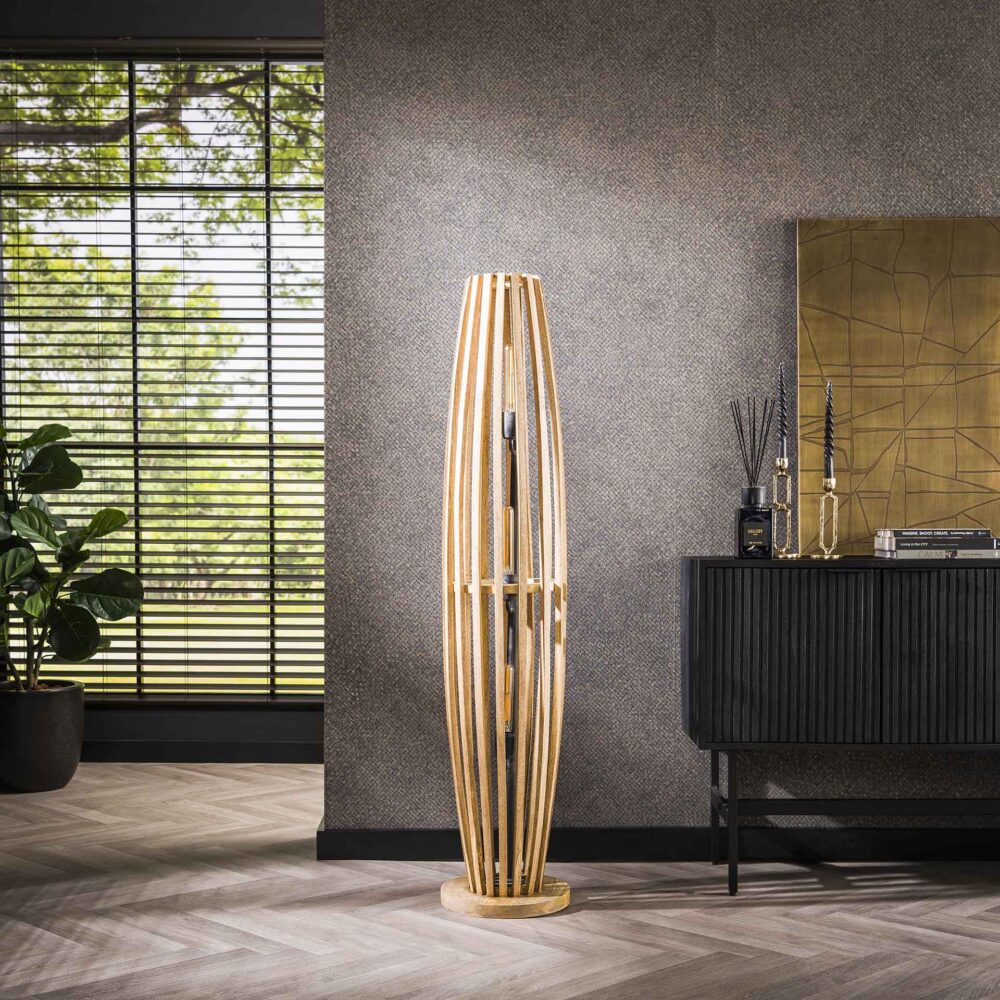 Moderne Stehlampe Orbit L von lefurn.de mit einem eleganten Design und einer silbernen Metallbasis, ideal für Wohnzimmer und Büro.
