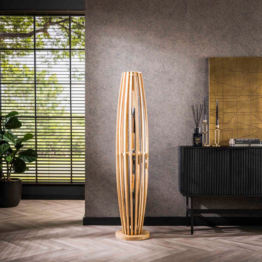 Moderne Stehlampe Orbit L von lefurn.de mit einem eleganten Design und einer silbernen Metallbasis, ideal für Wohnzimmer und Büro.