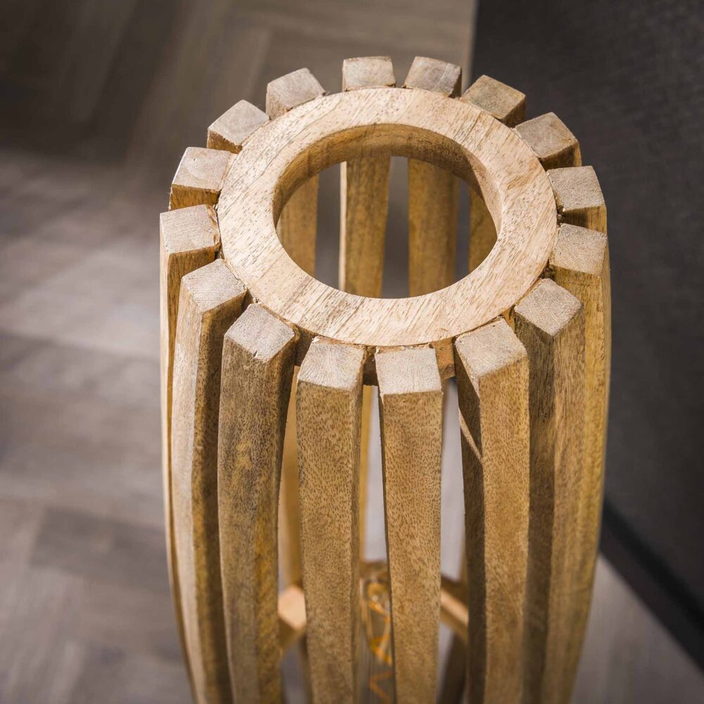 Helle Stehlampe Orbit L von lefurn.de mit modernem Design und weißem Lampenschirm in einem stilvollen Wohnraum.