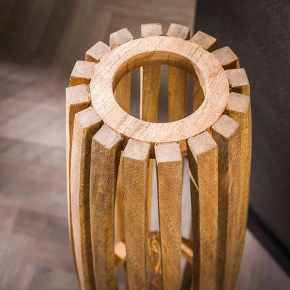 Helle Stehlampe Orbit L von lefurn.de mit modernem Design und weißem Lampenschirm in einem stilvollen Wohnraum.