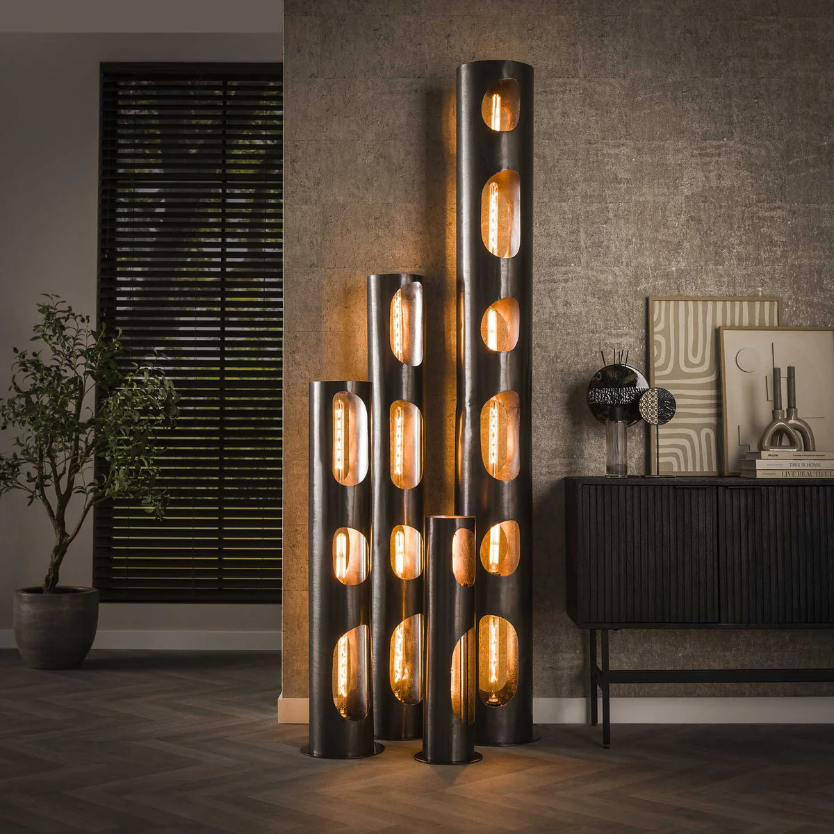 Moderne Stehlampe Organic von lefurn.de mit eleganter, organischer Form und warmem Licht für stilvolle Raumbeleuchtung.