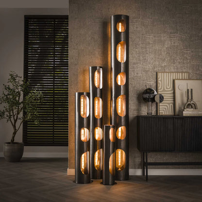 Moderne Stehlampe Organic von lefurn.de mit eleganter, organischer Form und warmem Licht für stilvolle Raumbeleuchtung.
